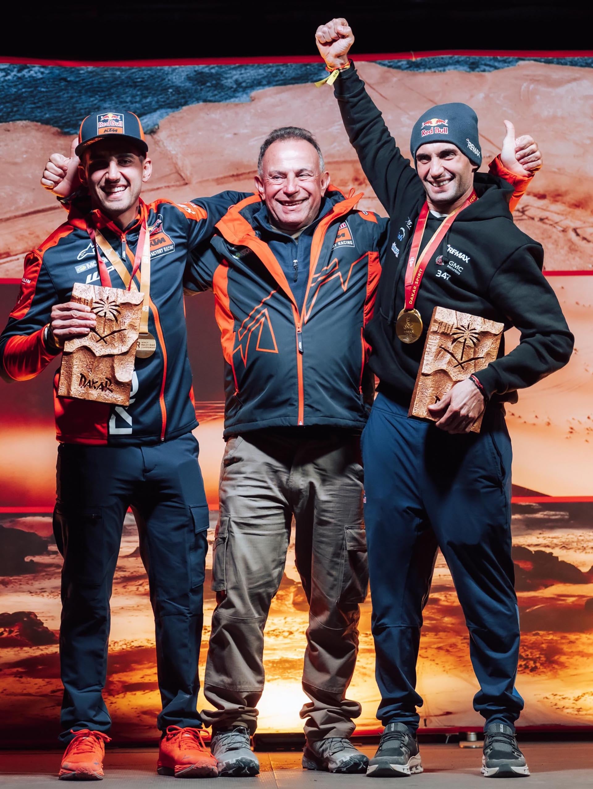 Luciano, Norberto y Kevin Benavides, en la premiación del domingo con las medallas por su triunfo en las etapas de Motos y Challenger, respectivamente (Prensa ASO)