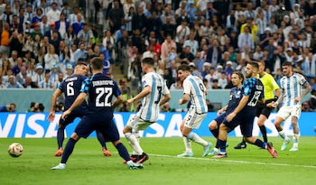 El remate cruzado de Julián Álvarez busca el fondo de la red