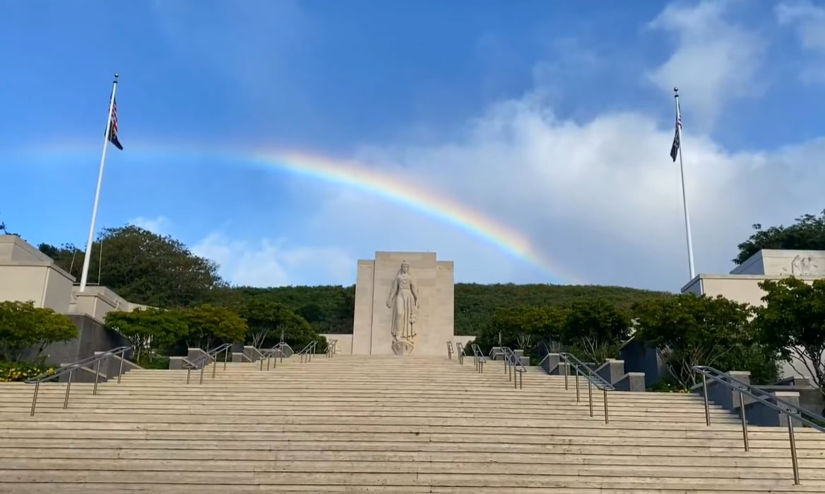 Durante años, varios marineros no identificados de Pearl Harbor permanecieron enterrados en este cementerio de Hawái, símbolo de memoria y homenaje a los caídos (@New Life Outdoors)