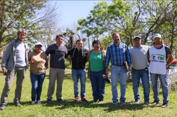 Mercedes, de remera verde, con