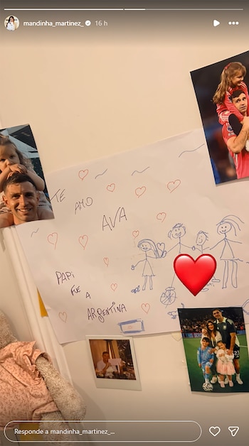 Un dibujo en papel con frases y corazones dibujados, rodeado por cuatro fotografías familiares pegadas en una pared