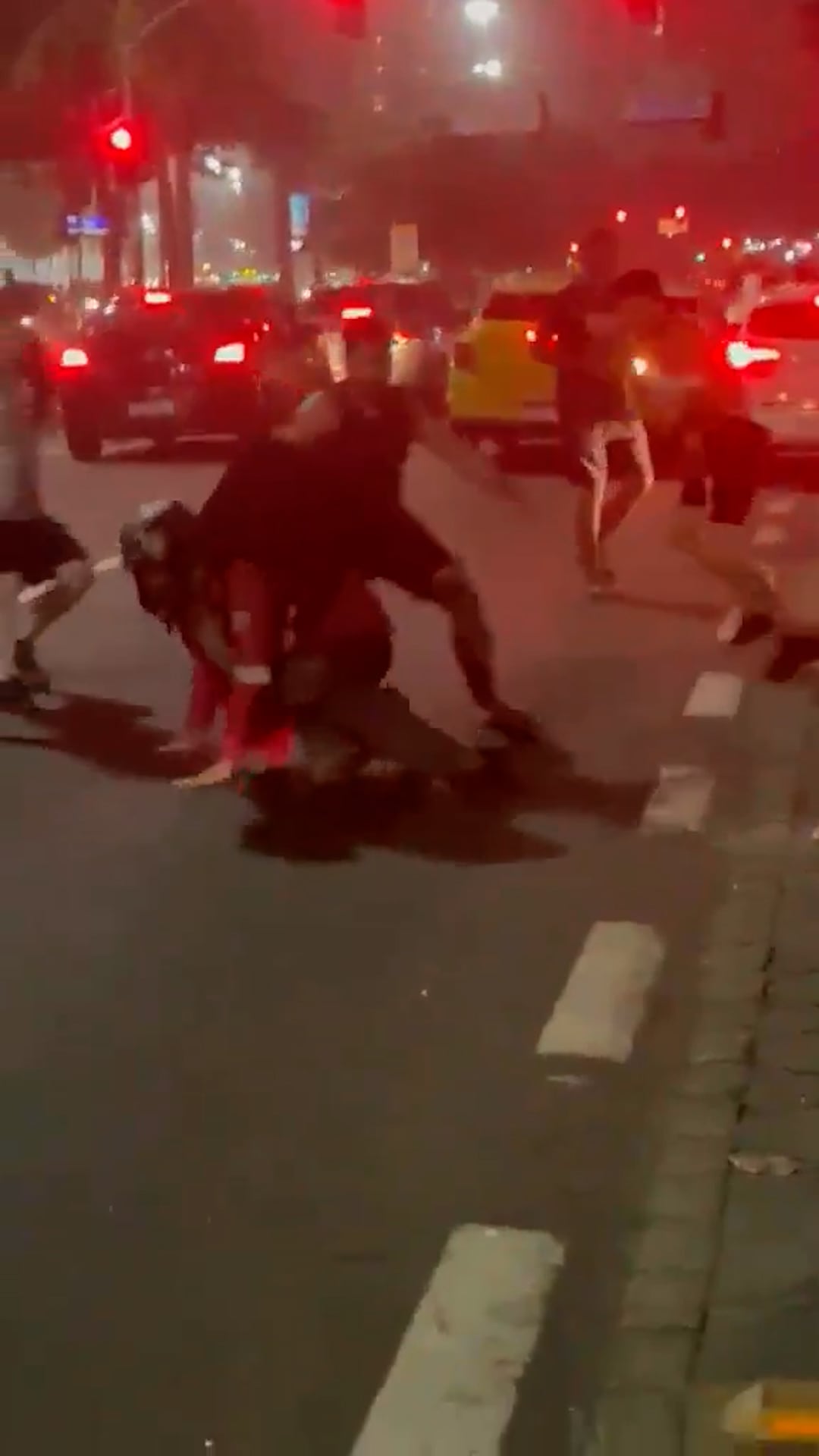 Algunos argentinos atacaron a un repartidor que circulaba por el lugar en moto.