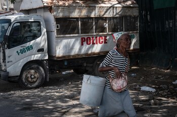 Una mujer camina frente a la prisión nacional, en Puerto Príncipe (EFE/Johnson Sabin)