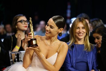 Pampita recibió emocionada el premio