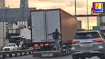 Un hombre viajó colgado de