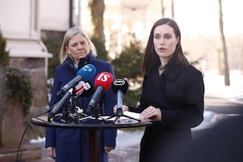 La primera ministra finlandesa, Sanna Marin (dcha), y su par sueca, Magdalena Andersson, ofrecen una rueda de prensa al exterior de la residencia oficial de Kesaranta, en Helsinki, Finlandia. 5 marzo 2022. Roni Rekomaa/Lehtikuva/vía Reuters. ATENCIÓN EDITORES - ESTA IMAGEN FUE ENTREGADA POR UNA TERCERA PARTE. NO VENTAS A TERCEROS.