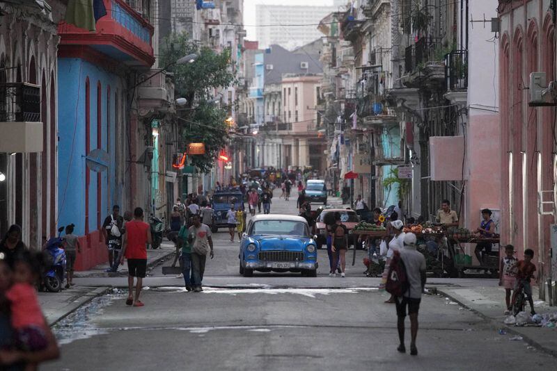 Transeúntes caminan por una calle de La Habana Vieja (REUTERS/Alexandre Meneghini/Archivo)