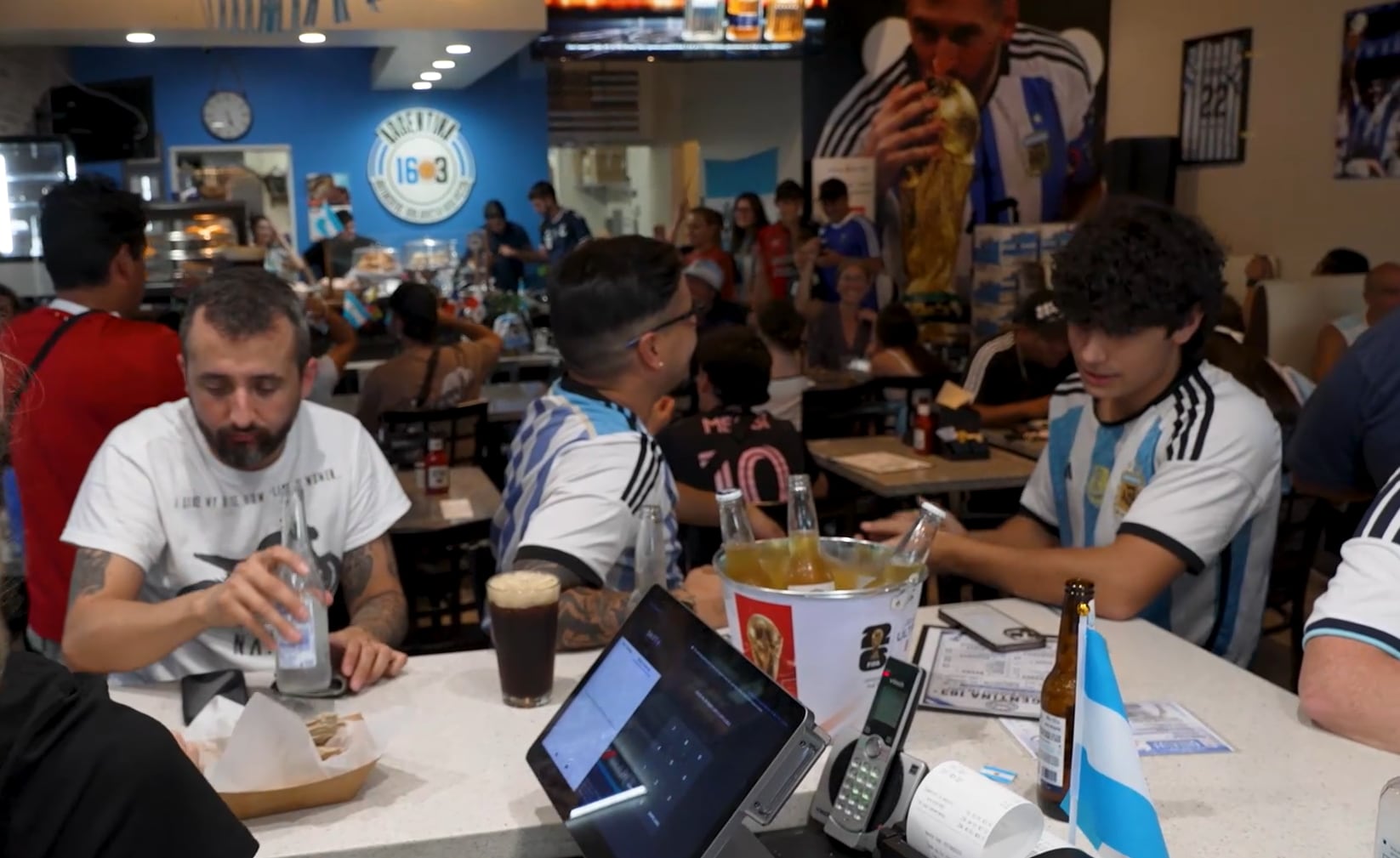 Argentina 163 en Euless ofrece milanesa y pizza, y además organiza reuniones gratuitas para la hinchada antes de cada partido de la selección argentina (ABC 8)
