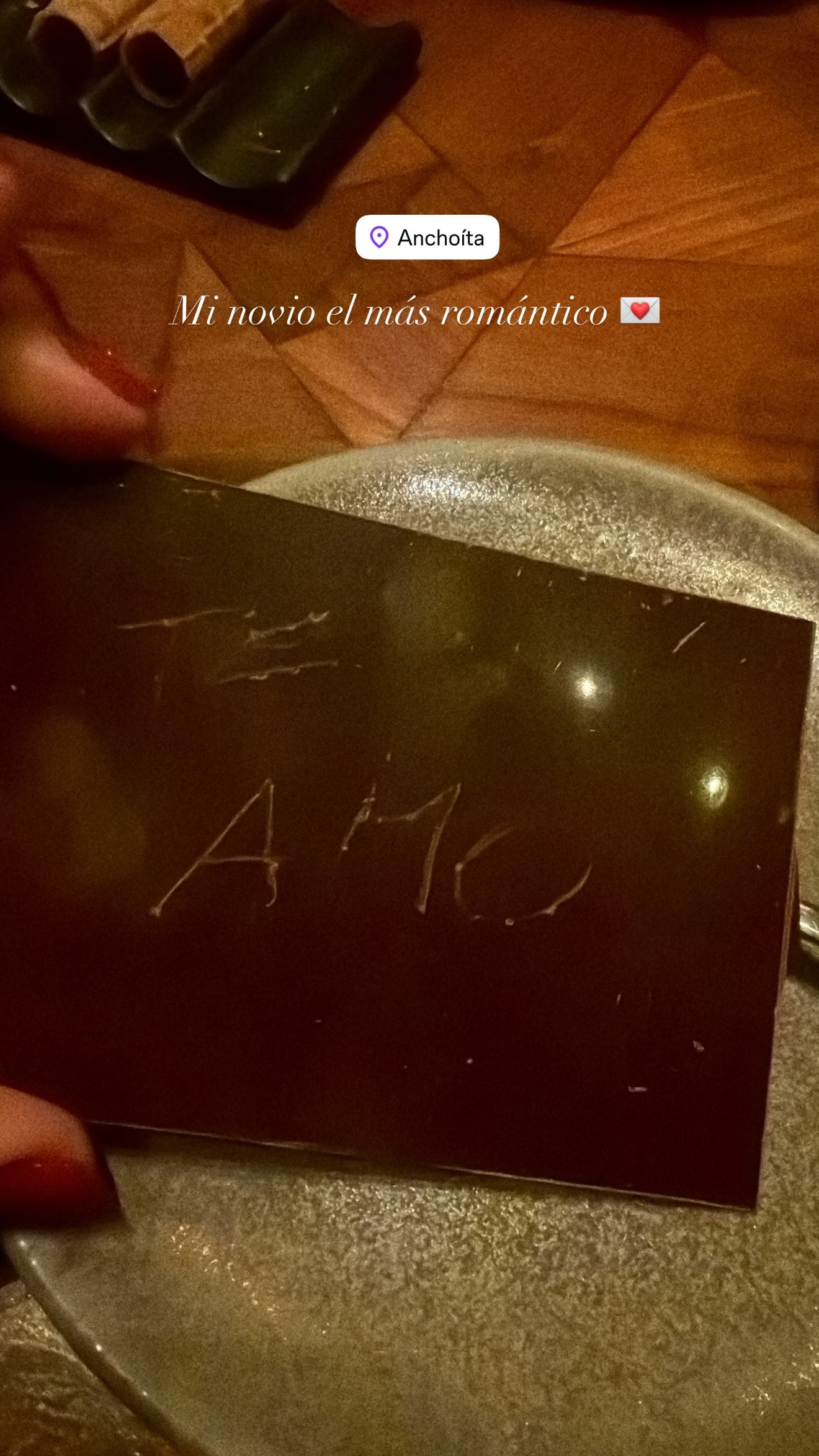 El mensaje que Cvitanich le escribió a su novia sobre una tableta de chocolate negro y que ella compartió con la frase