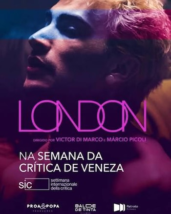 Primer plano de una persona con cabello rubio y rosa y pintura azul en la nariz. Texto grande dice 'LONDON'. Abajo, texto en portugués
