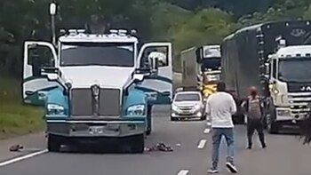 A plena luz del día cuatro hombres se atravesaron a una tractomula y robaron a su conductor en la Troncal del Magdalena Medio. (Captura de pantalla)