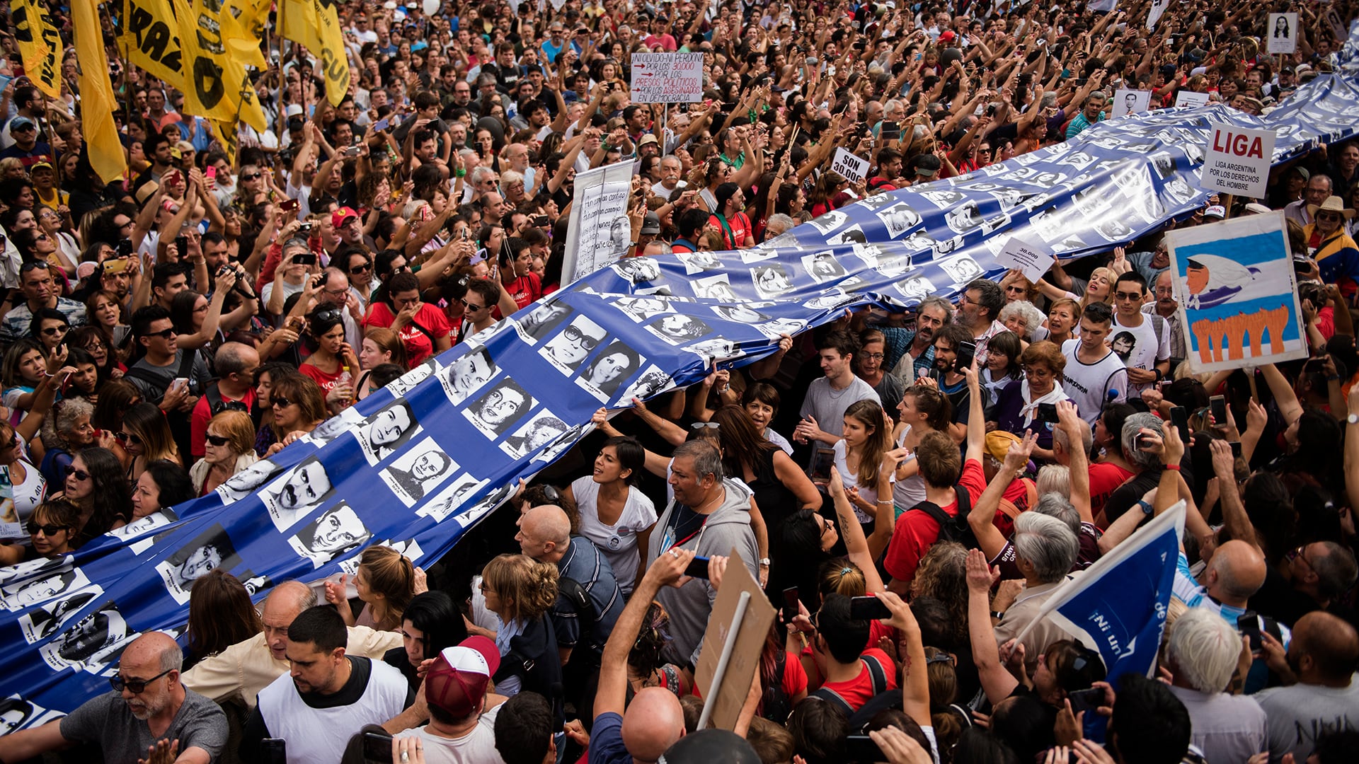 La histórica bandera con los rostros de los desaparecidos, presente en cada marcha del 24 de marzo en Plaza de Mayo. Crdito: Adrian Escandar