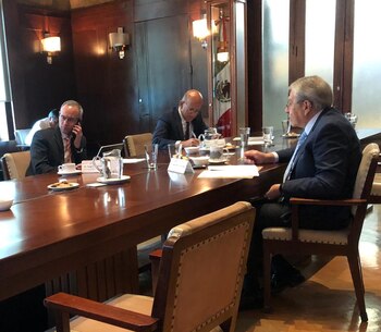 Gabinete de Salud en conferencia