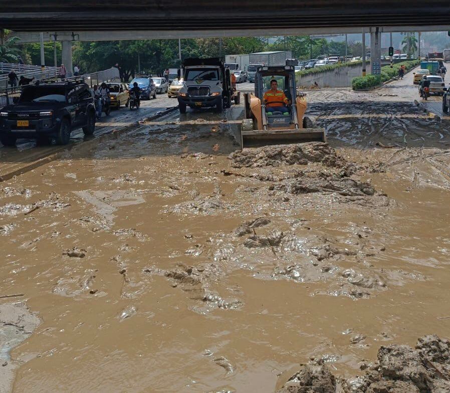 A causa de las fuertes lluvias presentadas en la capital antioqueña, se registran emergencias en toda la ciudad - crédito @Emvarias/X