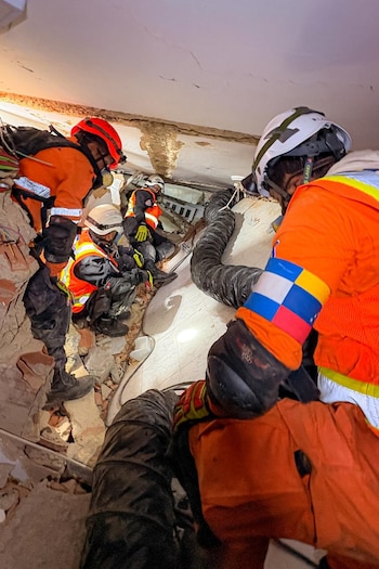 Integrantes del equipo USAR El Salvador realizan labores de búsqueda y rescate en estructuras colapsadas tras los sismos en Venezuela (Cortesía: Secretaría de Prensa).