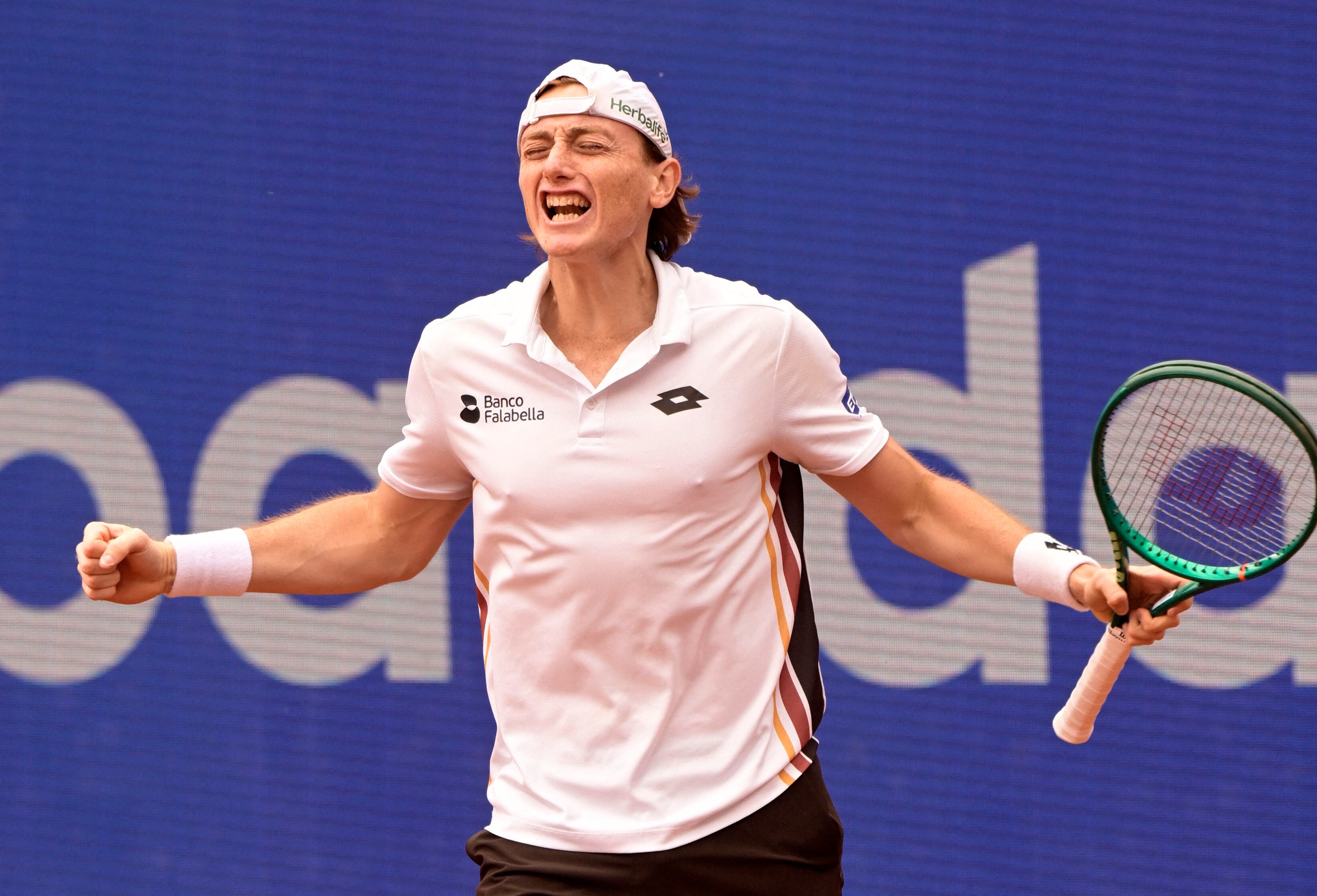 Tennis - ATP 500 - Hamburg Open - Am Rothenbaum, Hamburg, Germany - May 22, 2026 Peru's Ignacio Buse celebrates after winning his semi final match against Aleksandar Kovacevic of the U.S. REUTERS/Fabian Bimmer