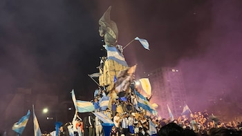 Un joven festejaba el pase de Argentina a la final del Mundial y se cayó de un semáforo en Mar del Plata