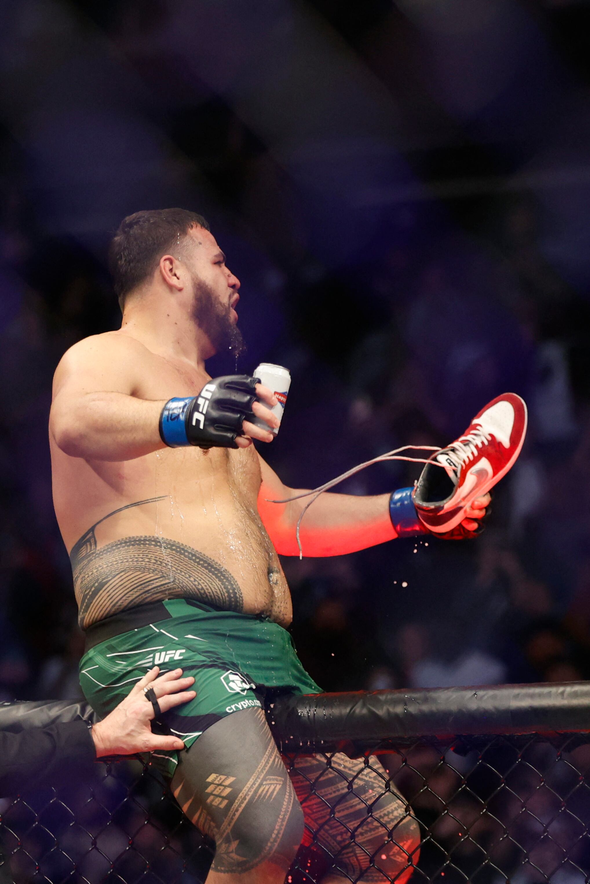 Originalmente europeo, el shoey encuentra en Australia su versión festiva y contemporánea como símbolo de victoria y superación(Mandatory Credit: Troy Taormina-USA TODAY Sports)