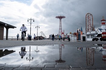 Un hombre con una máscara