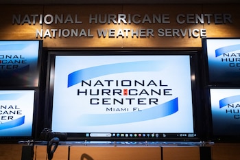 El organismo con sede en Miami es el encargado de emitir los avisos oficiales sobre ciclones tropicales en el Atlántico y el Pacífico oriental (REUTERS/Marco Bello)