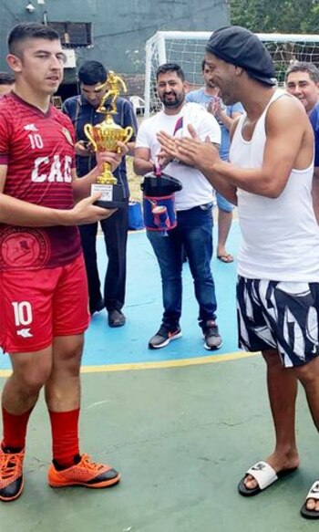 Ronaldinho jugó al fútbol con