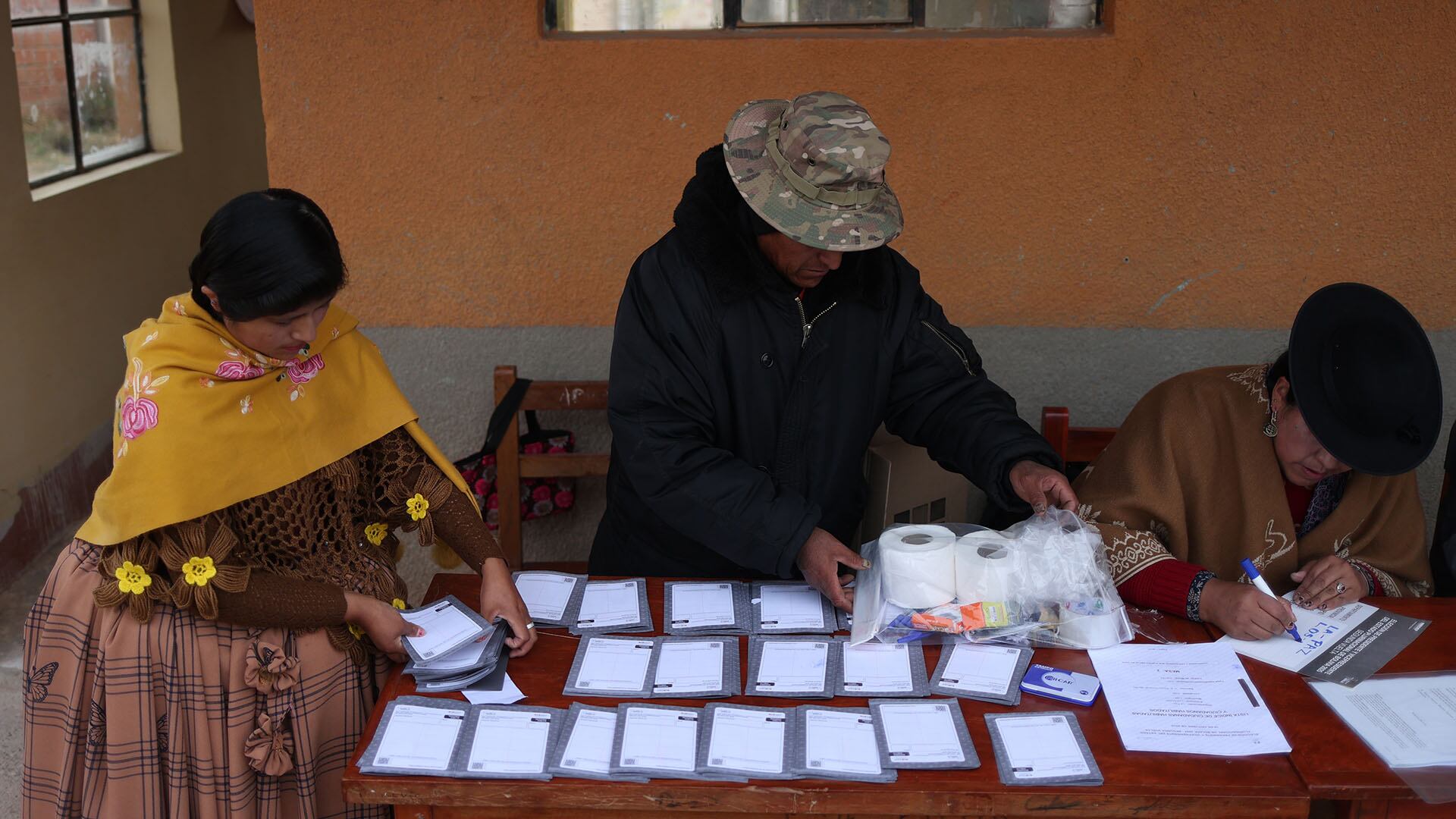 Jurados electorales preparan material electoral en la segunda vuelta para escoger presidente y vicepresidente (EFE/ Luis Gandarillas)