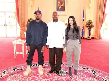 Kim Kardashian y Kanye West junto al presidente de Uganda Yoweri Museveni