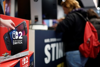 Nintendo Switch 2 se lanzó el 5 de junio de 2025 a un precio de USD 449,99 y cuenta con una pantalla LCD táctil de 7,9 pulgadas con resolución 1080p y tasa de refresco de hasta 120 Hz. REUTERS/Benoit Tessier