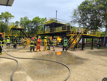 Participantes practican la respuesta ante incendios y explosiones en instalaciones industriales. (Foto: Infobae)