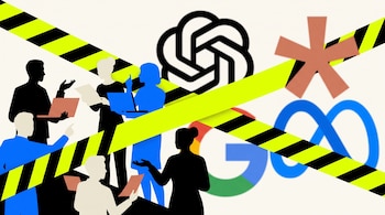 Cinta amarilla y negra de peligro en diagonal. Siluetas humanas conversan con laptops y papeles. Logos desenfocados de OpenAI, Anthropic, Google y Meta al fondo.