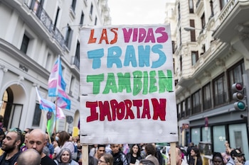 22/10/2022 Una pancarta en una manifestación en contra del atraso del PSOE en la tramitación de la Ley Trans, a 22 de octubre de 2022, en Madrid (España). El PSOE ha desafiado a su socio de Unidas Podemos y ha pedido, junto al PP, ampliar el plazo para presentar enmiendas parciales en el Congreso a la ley trans hasta el próximo 26 de octubre. Este movimiento, que dilata de nuevo la tramitación de la ley, ya ha tenido consecuencias y la política y activista trans Carla Antonelli ha solicitado su baja del PSOE, mientras que el colectivo, bajo el lema 'Contra el fascismo, Ley Trans YA!', ha convocado una manifestación para defender la ley trans y pedir su tramitación urgente.
POLITICA
A. Pérez Meca - Europa Press