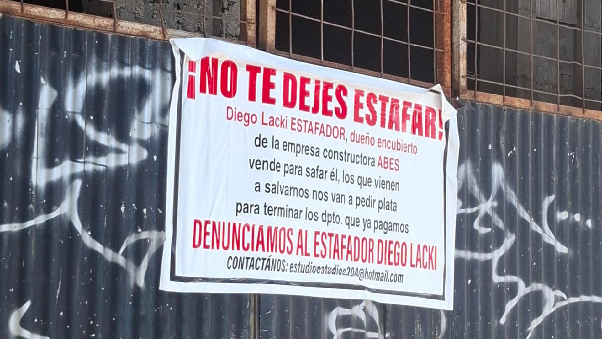 Escrache a Diego Lacki en una de las obras