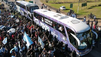 La gente le brindó un