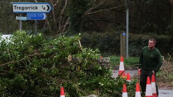 Los fuertes vientos complican la