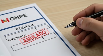 Primer plano de una mano sujetando un bolígrafo sobre un documento oficial blanco, un acta electoral peruana, con el logo de la ONPE y la palabra "ANULADO" en rojo.