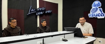Frailes franciscanos participaron en el programa especial de YSUCA dedicado a la transfiguración y el legado de Monseñor Romero (Cortesía: YSUCA).