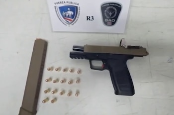 Durante la captura, los oficiales decomisaron un arma de fuego modificada para disparar en automático y un cargador extendido para 30 municiones. Crédito: MSP