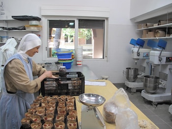 Una de las monjas de clausura de la Abadía Benedictina de Santa Escolástica en plena elaboración de pan dulce