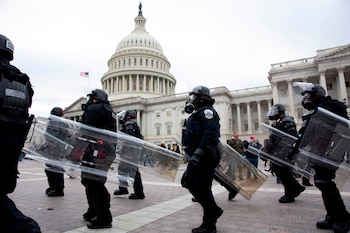 Policías custodian el Capitolio después