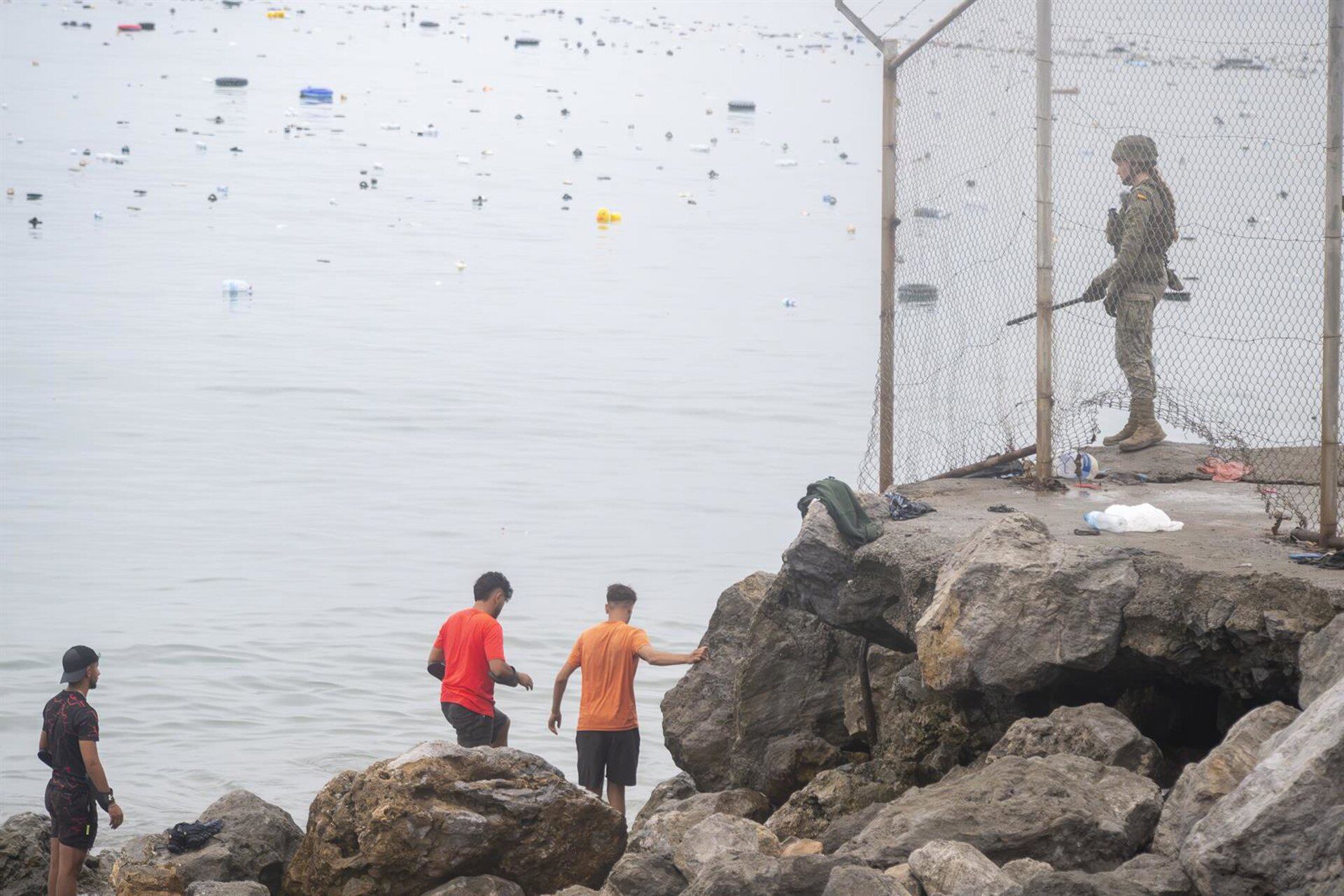 Refuerzan presencia de seguridad en Ceuta ante crisis migratoria