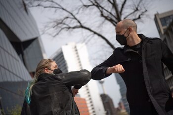 ILUSTRACIÓN - Saludar con un