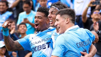 Michael Hoyos, abroquelado por Juan Manuel Cuesta y Catriel Cabellos tras el doblete sellado contra Sport Huancayo. - Crédito: Víctor Chunga