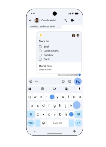 Pantalla de teléfono inteligente con un chat, una lista de compras con casillas de verificación y un teclado virtual en pantalla