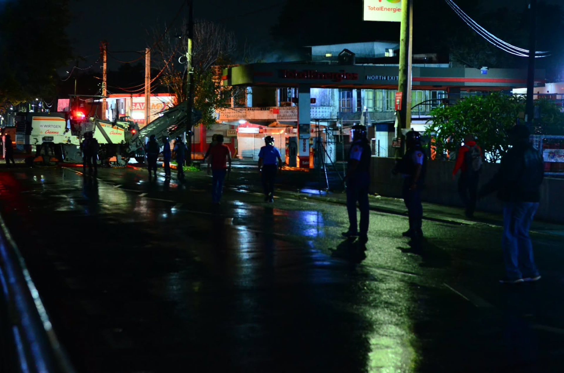 13/10/2026 PORT LOUIS, Oct. 13, 2026 -- Law enforcement officers guard on the street in Saint-Croix, outskirts of Port Louis, Mauritius, late Oct. 12, 2026. Mauritian Prime Minister Navinchandra Ramgoolam announced in a televised address on Tuesday evening that a curfew would be in effect in the country from 8:30 p.m. local time Tuesday until 6:00 a.m. local time Wednesday.POLITICA Chen Shaohua / Xinhua News / Europa Press