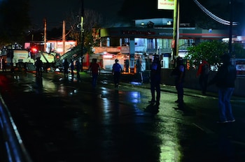 13/10/2026 PORT LOUIS, Oct. 13, 2026 -- Law enforcement officers guard on the street in Saint-Croix, outskirts of Port Louis, Mauritius, late Oct. 12, 2026. Mauritian Prime Minister Navinchandra Ramgoolam announced in a televised address on Tuesday evening that a curfew would be in effect in the country from 8:30 p.m. local time Tuesday until 6:00 a.m. local time Wednesday.
POLITICA
Chen Shaohua / Xinhua News / Europa Press
