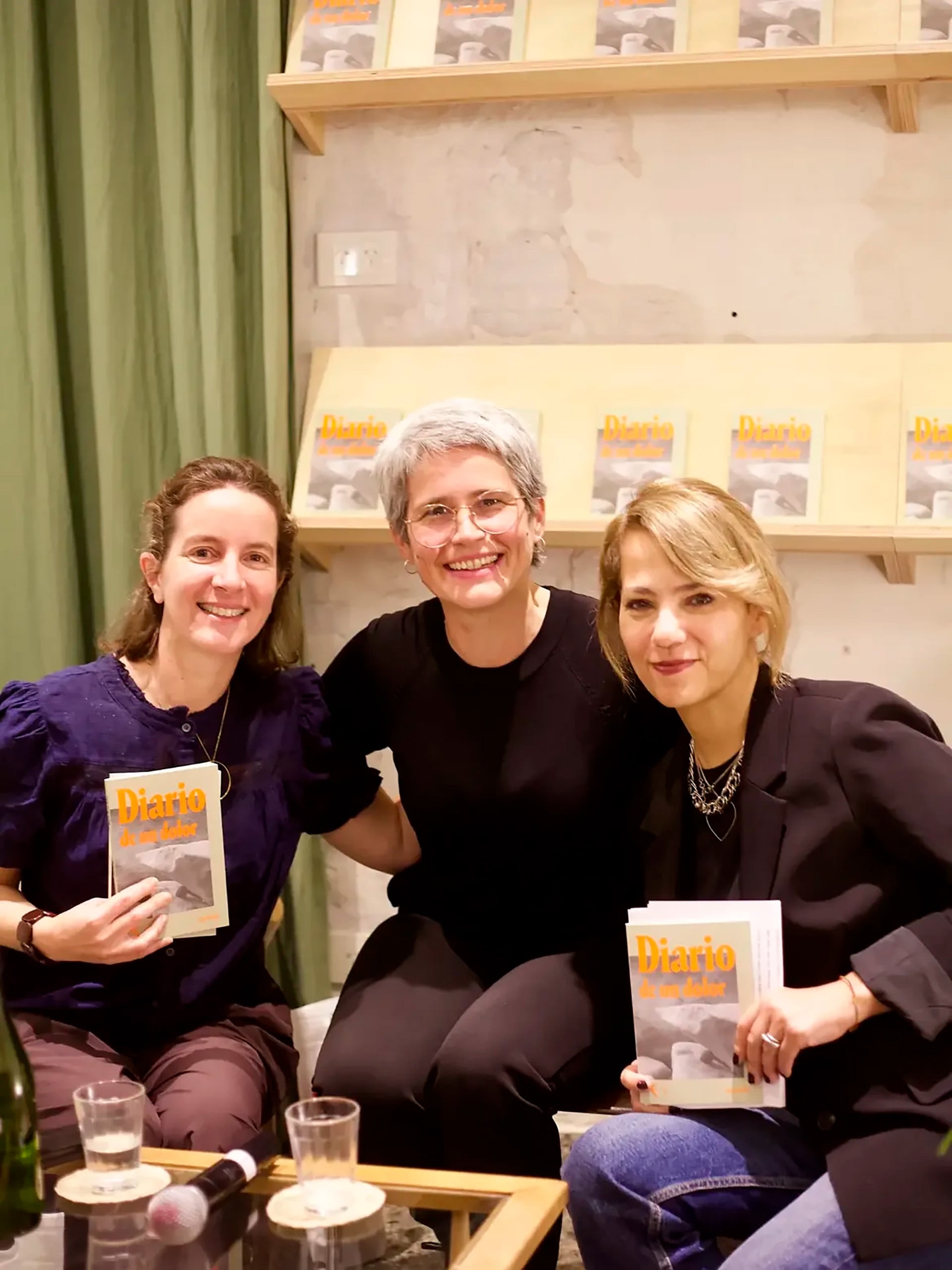 Ana Ojeda, en el medio, acompañada por Adriana Riva y Alexandra Kohan, durante la presentación de