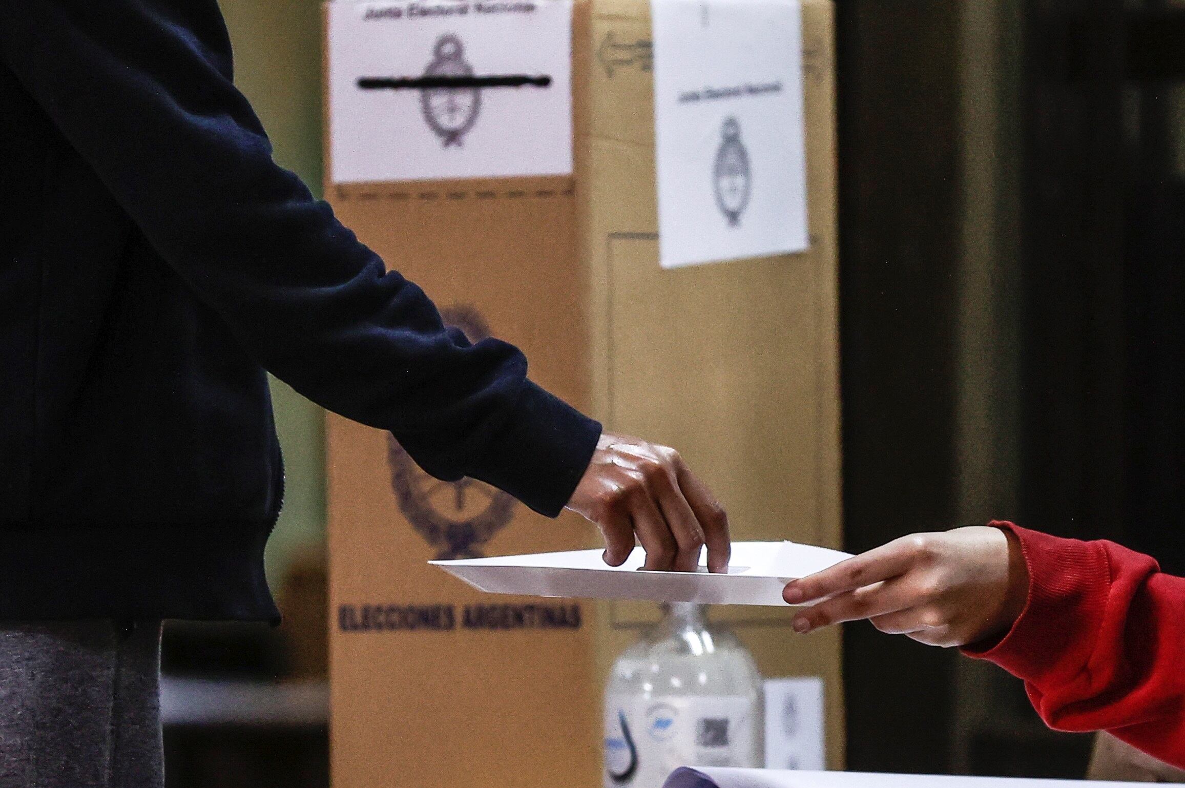 Una persona vota durante una jornada de elecciones en Buenos Aires (Argentina) (EFE/Juan Ignacio Roncoroni).