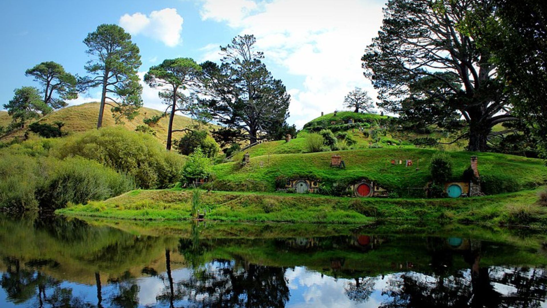 La aldea de Hobbiton abarca 5,5 hectáreas y es considerada el plató más grande y realista de la historia del cine (foto: Wikipedia)
