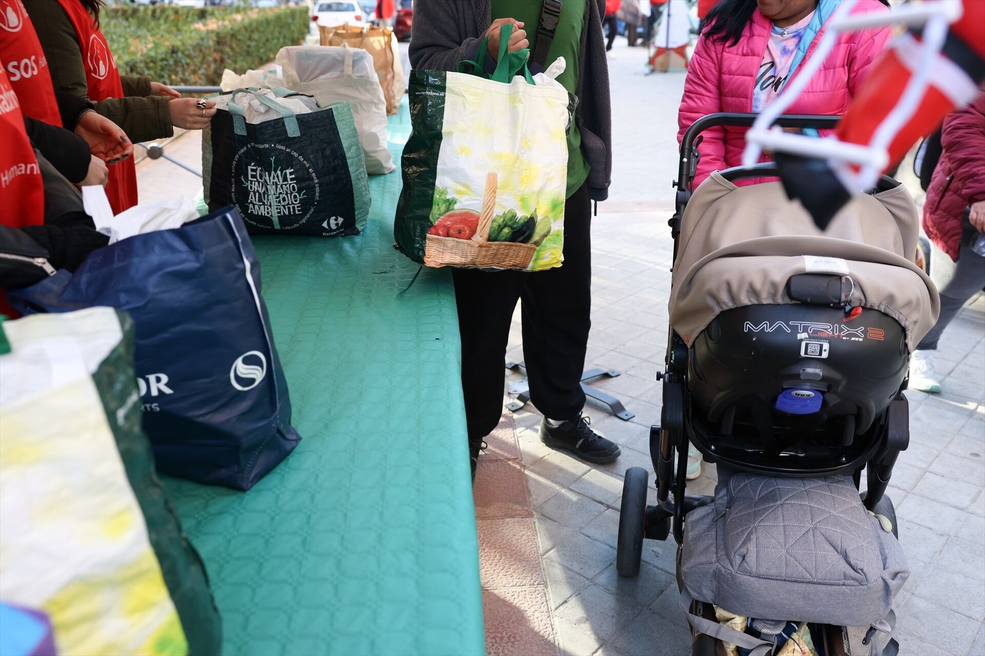 Imagen de varias familias esperando a la entrega de alimentos. (Marta Fernández / Europa Press)
