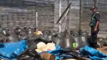 PNP desarticula presunto centro clandestino de hidrocarburos y decomisa combustible valorizado en más de S/47.000 en Talara - Créditos: Captura de pantalla de Latina.